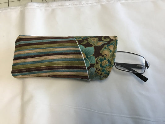 Padded eyeglasses case with pockets